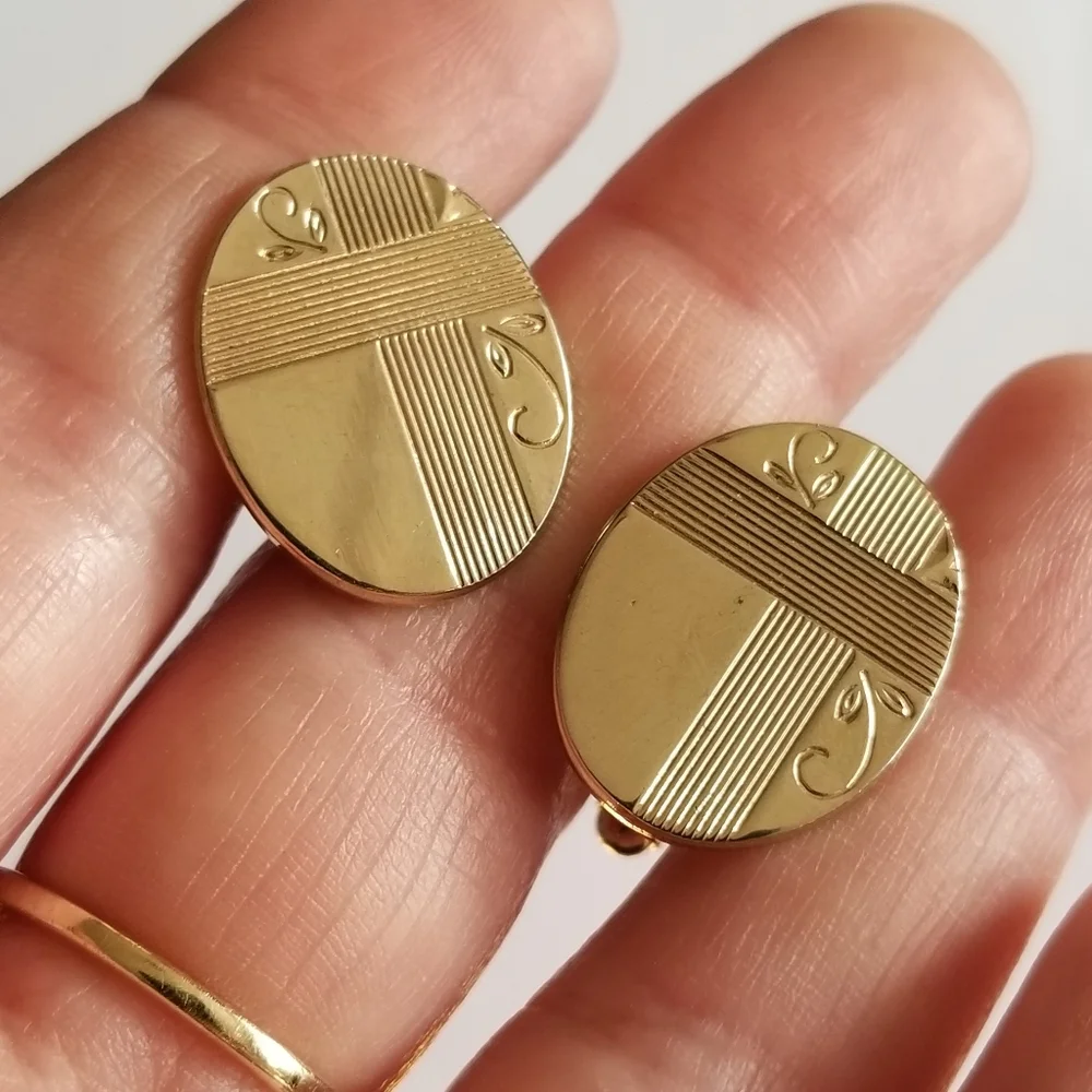 Vintage cufflinks gold tone oval etched design cuff links